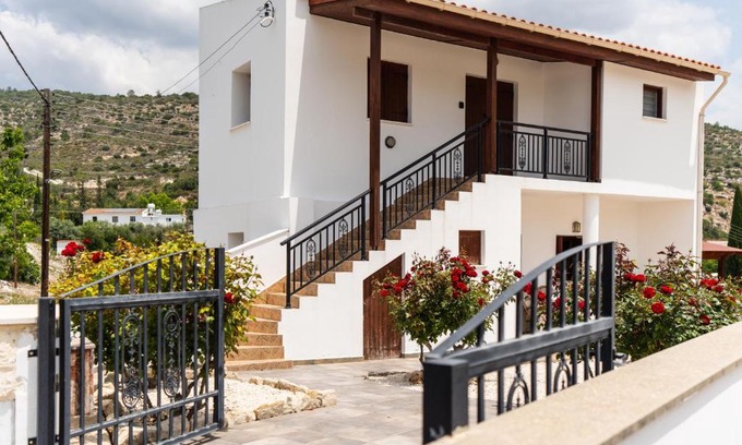 Steni Apartment | Steni Traditional Studio Apartment