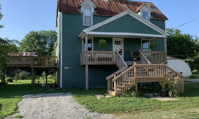 Jamestown Cottage | Step Back in Time Near The Missouri River
