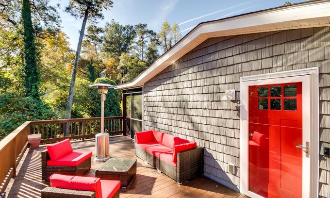 Rosewood House | Step-Free Home with Fire Pit - 3 Miles to USC!