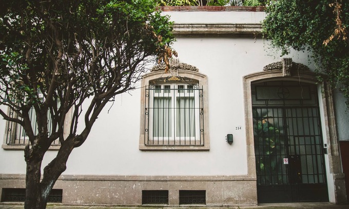 Doctores House | Step into a beautifully preserved historic home in the heart of Roma Norte — one of Mexico City’s most iconic neighborhoods. This 8-bedroom residence blends original charm with modern comfort, featuring private bathrooms, a charming rooftop.