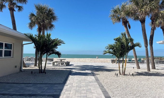Nokomis Condo | Steps away from private Nokomis Beach!