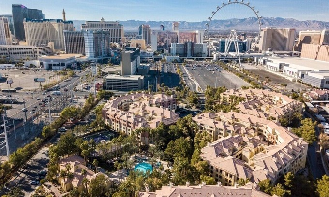 Las Vegas Condo | Steps away from The Fabulous Las Vegas Strip- Sleeps 6, Pool 30 night minimum!