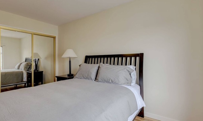 Russian Hill Apartment | Steps away of Fisherman’s Wharf, Cable Car, Coit Tower, Ghirardelli Square.