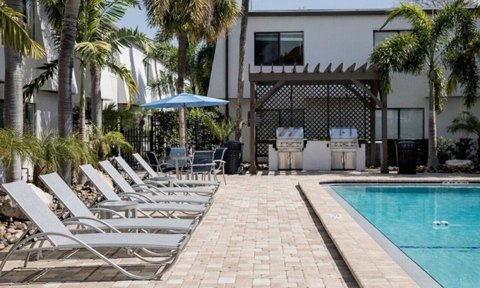 SoHo Apartment | Steps from Bayshore! King suite | Pool | Gym | C