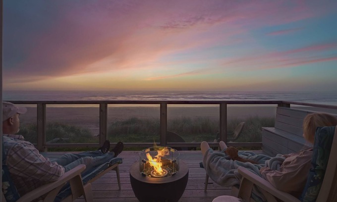 Oregon Coast Cottage | Steps From Beach! BeachView, HotTub