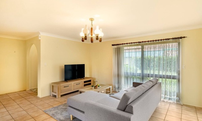 Robertson House | Steps from Mall! Super Convenient 3BR Cozy House
