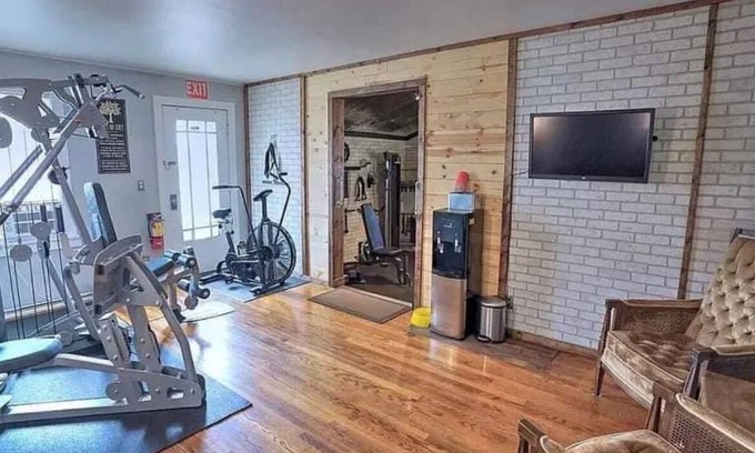 Roseland House | Steps from Notre Dame, complete with workout studio and hot tub for your use!