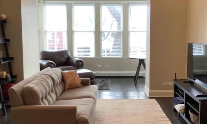 Kimball Apartment | Steps from the “L” train to Wrigley & Downtown