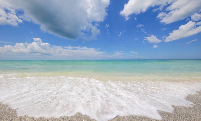Siesta Key Condo | Steps to 2025 #1 rated Beach in USA Spacious2+2Condo,pool,garageTranquil Setting