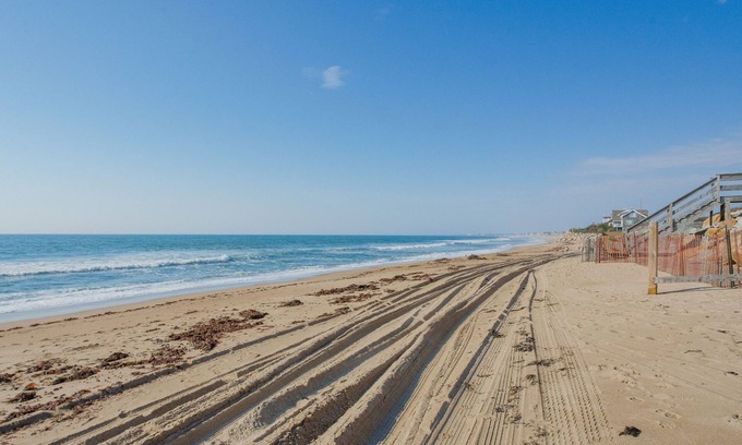 Westerly House | Steps to a private beach, enjoy sunsets and kayaking from your backyard!