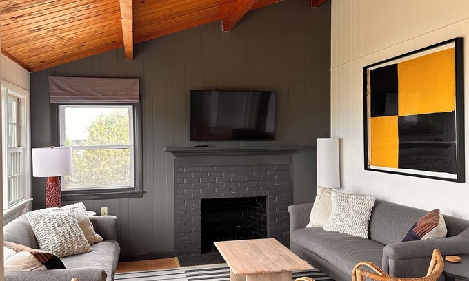 Indian Neck Heights Cottage | Steps to bayside beach