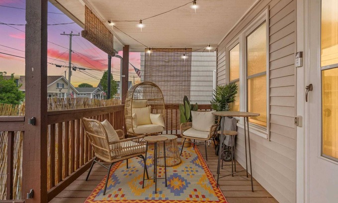 Hampton House | Steps to Beach | AC | Updated Kitchen |Pat's Porch