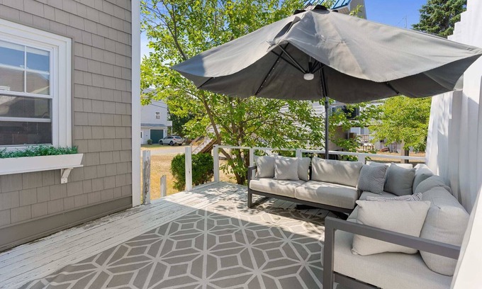 Newbury House | Steps to Beach | Bunkhouse + Porch | Dog-Friendly Retreat