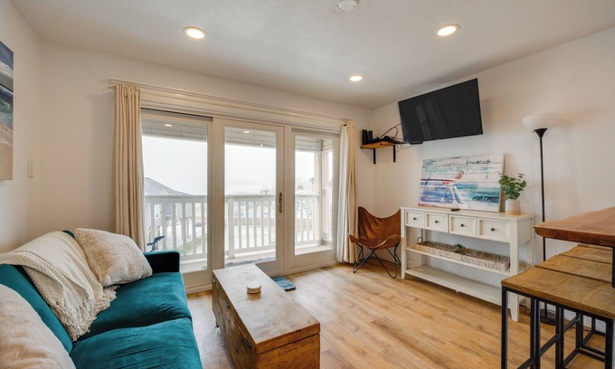 North Beach Condo | Steps to Beach: Corpus Christi Condo w/Balcony