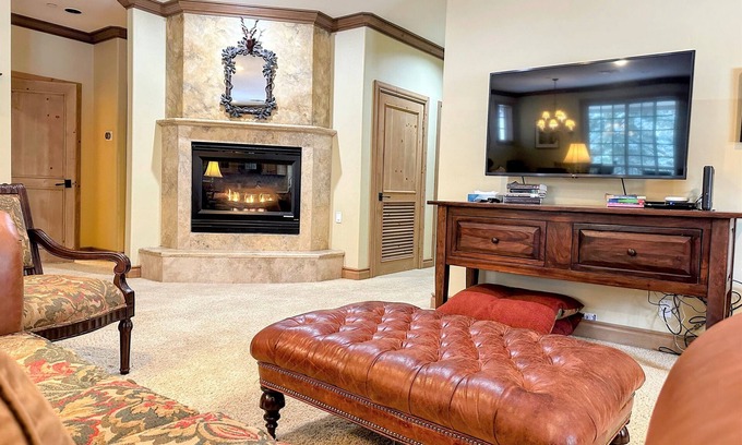Mammoth Lakes Cabin | Steps to Canyon Lifts&Shuttle Hottub/Sauna/Garage
