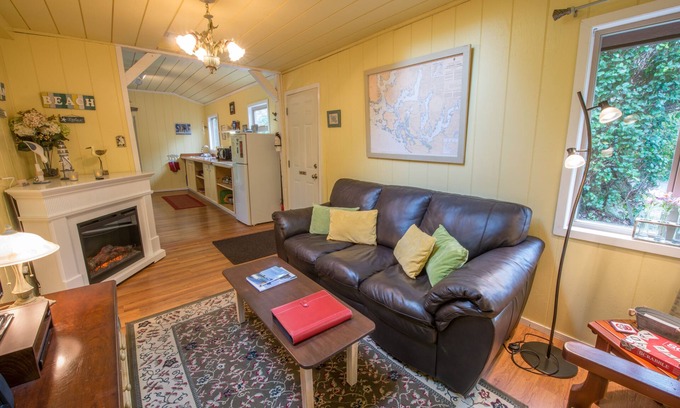 Tofino Cabin | Steps to Chesterman Beach, Surf Shack is a cozy cottage with a private Hot Tub