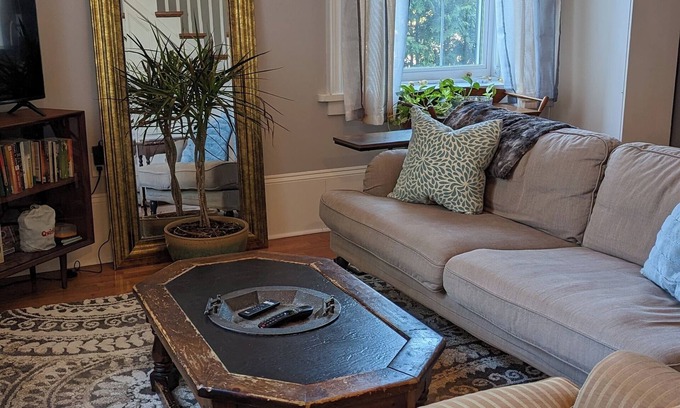 Cobourg House | Steps to Cobourg beach walking distance to restaurants stay in cozy retreat