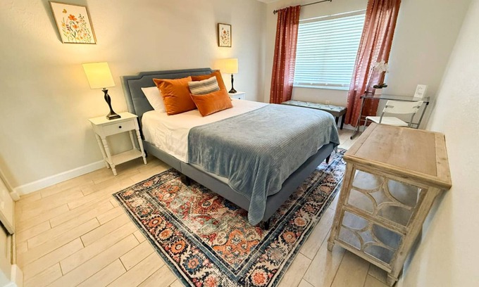 New Port Richey House | Steps to dwnt/7min to beach/queen bed/Free parking