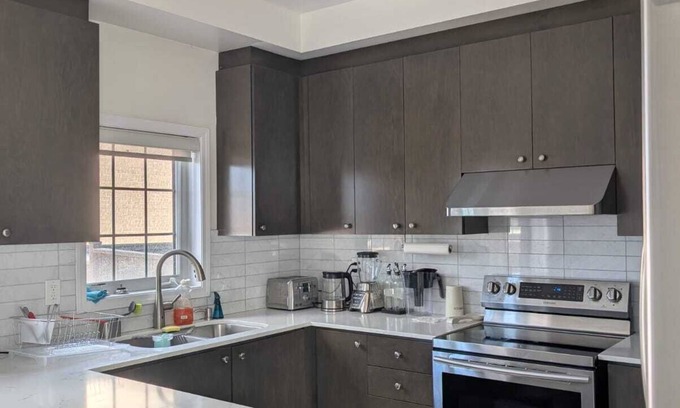 East Credit House | Steps to Heartland Town Centre! Cozy Home with a Huge Backyard