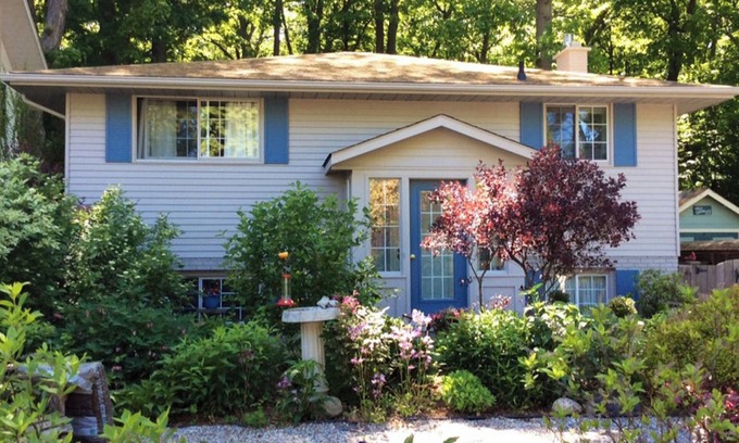 Historic Old Town House | Steps to Lake Ontario, beach & park. Bike to town. Free wifi/fireplace/netflix