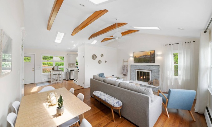 New Fairfield House | Steps to Private Beach! House on Coveted Candlewood Lake + Bonus Room & Fire Pit