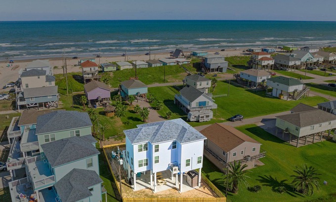 Surfside Beach House | Steps to Surfside Beach | Games-Views-Pet Friendly