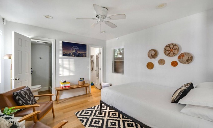Huntington Beach Bed & Breakfast | Steps To The Beach, Main St.&Pacific City - Studio