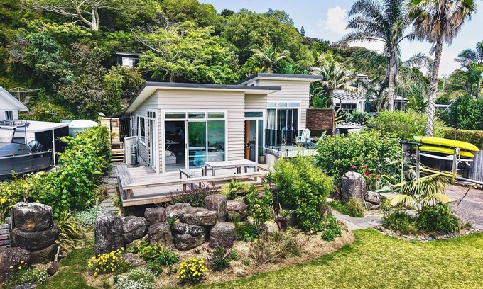 Te Tii House | Steps to the beach, ocean views, boat launching and kayaks included!