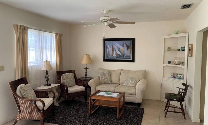Siesta Key Village Apartment | Steps to the ⭐ Beach, Short Walk to the Village
