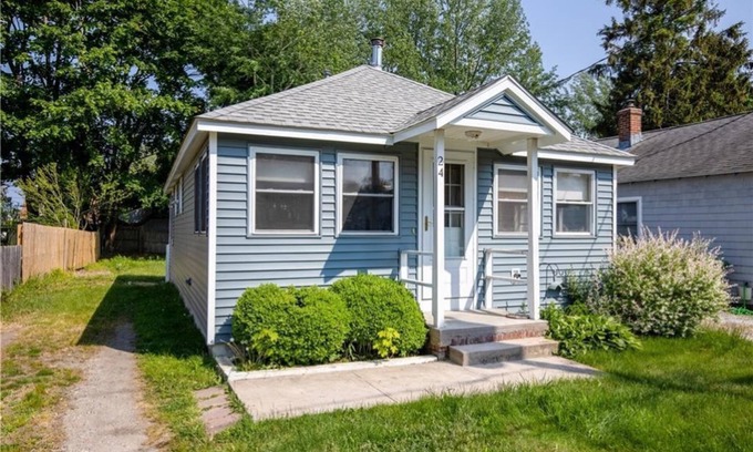 Saybrook Manor House | Steps to the Beach, Cozy Year Round Cottage 🐾 Pet Friendly