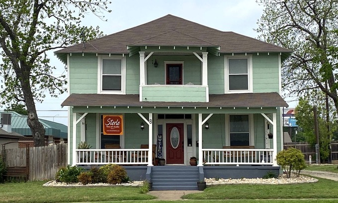 Temple House | Sterle Historical Home in Downtown Temple - 3 Bedroom Apartment