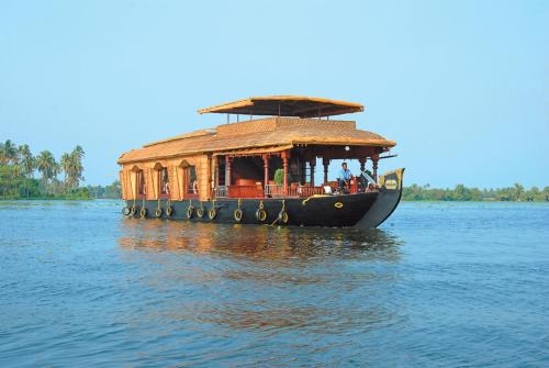 Sea View Ward Boat Rental | Sterling Houseboats Lake Palace, Alleppey
