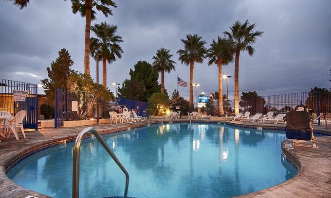 Carlsbad Hotel | Stevens Inn a Howard Johnson by Wyndham
