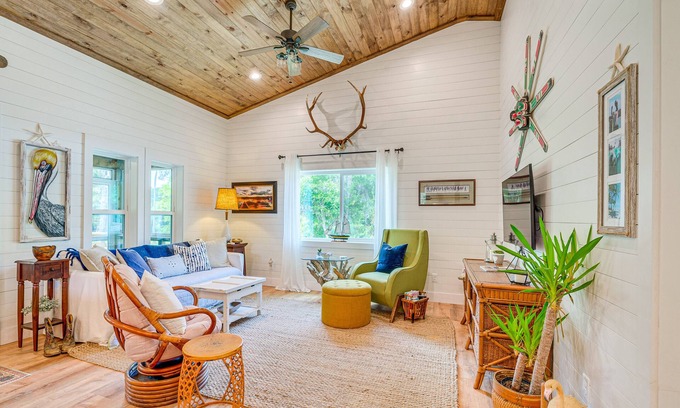Yankeetown Cottage | Stilt-Style Cottage < 1 Mi to Downtown Yankeetown!