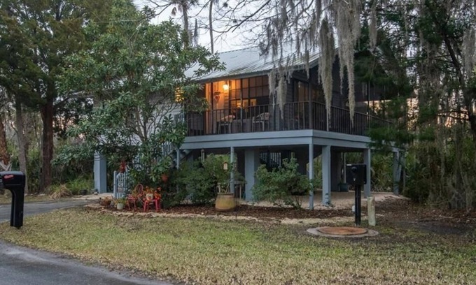 Homosassa House | Stilted home on private peninsula. Close to restaurants, boat ramps