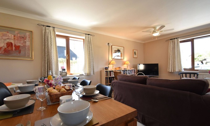 Icklesham House | Stoats, a family & dog friendly holiday home for 8, close to the beach & Rye