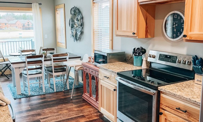 New Lisbon House | STONE COVE LAKE HOME : beachfront family friendly retreat near CASTLE ROCK LAKE