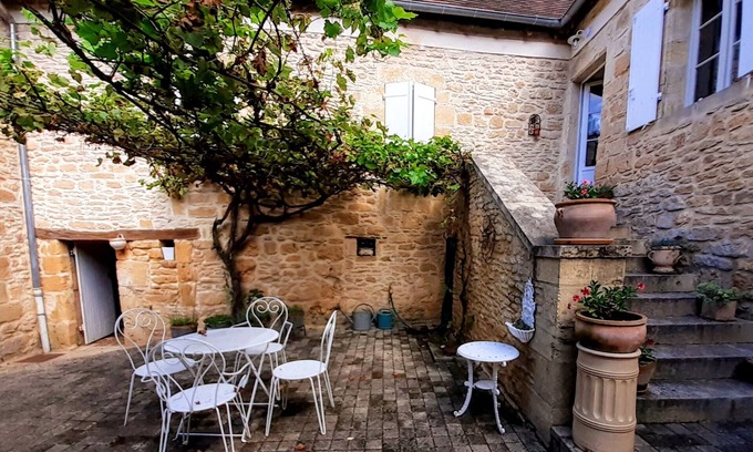 Saint-Leon-sur-Vezere House | Stone house at the foot of La Vézère, for 6