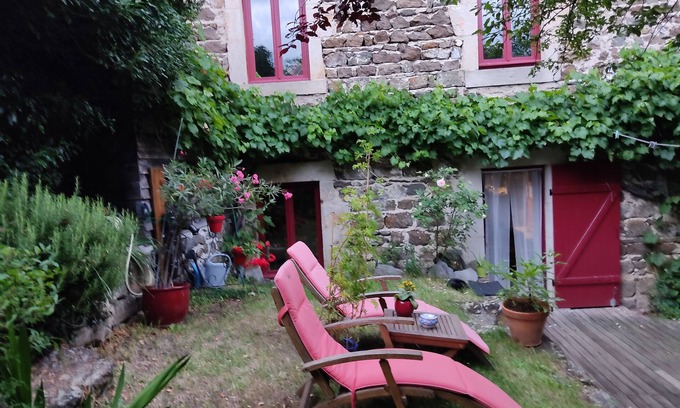 Polignac House | Stone house with garden in a typical village near Le Puy en Velay