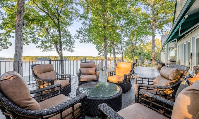 Jasper House | "STONEBROOK COVE" - Easy walk to the dock, boat slip available, Year-round water!