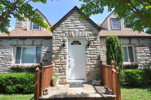 Berkeley Springs Ski Chalet | Stonehedge - 3 BR Cottage