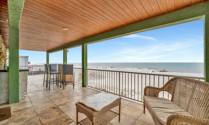 Independence Square Apartment | Stones Throw Beachfront Premier Suite 4 Views