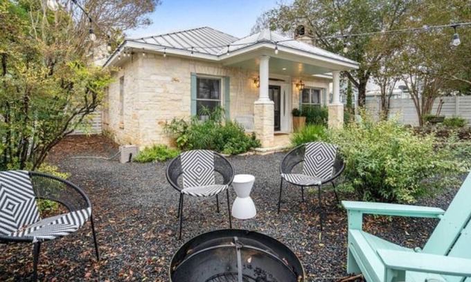 Stonewall House | Stonewall Bungalows 20min Fredericksburg 290 road - 4 beautiful units for groups