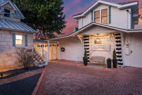 Stonewall House | Stonewall Bungalows - Sleeps 15