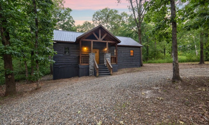 Broken Bow Cabin | Stonewall Cabin · Lovers' Paradise: Intimate Cabin with Soak-In Tub