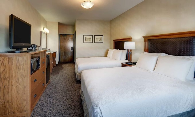 Sioux City Hotel | Stoney Creek Sioux, Deluxe 2 Queen Beds, 2 Pools, On-site Parking