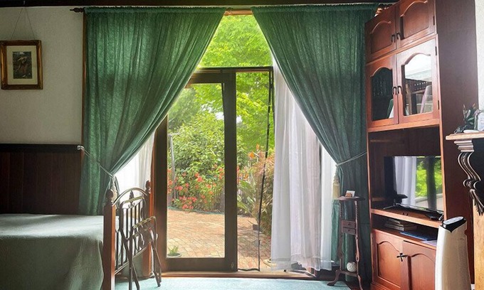 Stony Rise Bed & Breakfast | Stony Rise Cottage B&B