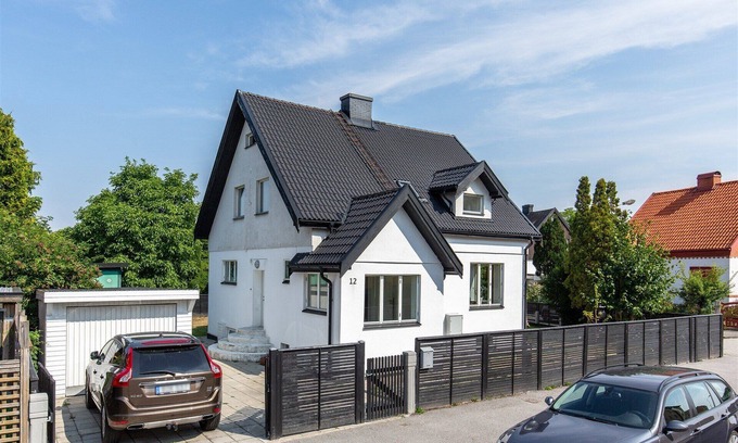 Hindby Villa | Stort hus i Lugnt Område med Stor Trädgård