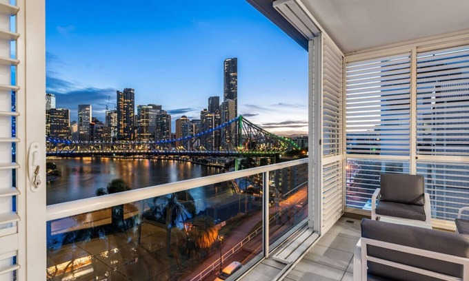 New Farm Apartment | Story Bridge & Riverview | 2 Carparks | Modern Apt