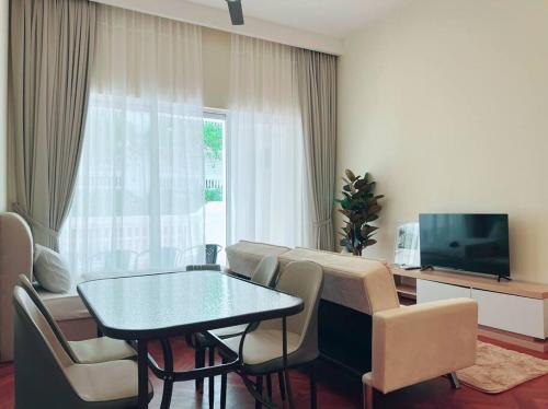 Seri Tanjung Pinang Apartment | Strait Quay Marina Cozy Suite with Bathtub by Uptrend Home Management